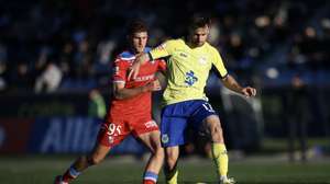 O jogador do Arouca, Barbero (D) disputa a bola com o jogador do Gil Vicente, Santi (E) durante o jogo da I Liga de futebol realizado no Estádio Municipal de Arouca, em Arouca, 28 Dezembro 2025, MANUEL FERNANDO ARAUJO/LUSA