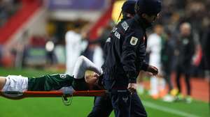 Sporting player Eduardo Quaresma leaves the field injured during their Portuguese League Cup soccer match with Vitoria de Guimaraes held at Magalhaes Pessoa Stadium, in Leiria, Portugal, 6 January 2026. PAULO NOVAIS/LUSA