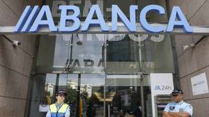 Fachada do Grupo ABanca, durante um protesto de clientes burlados, em Lisboa, 20 de outubro de 2025. O objetivo é dar visibilidade pública a dezenas de casos de burlas informáticas, cujas vítimas continuam sem ressarcimento, apesar das evidências e do silêncio das entidades de supervisão, nomeadamente o Banco de Portugal. ANTÓNIO PEDRO SANTOS/LUSA