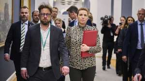 epa12664843 Danish Prime Minister Mette Frederiksen (C) arrives for a meeting in the Foreign Policy Committee at Christiansborg in Copenhagen, Denmark, on Tuesday, 20 January 2026.  EPA/THOMAS TRAASDAHL DENMARK OUT