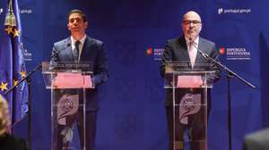 O ministro da Presidência, António Leitão Amaro (E), acompanhado pelo ministro das Infraestruturas e Habitação, Miguel Pinto Luz (D), na conferência de imprensa após a Reunião do Conselho de Ministros, esta tarde na Culturgest, em Lisboa, 22 de janeiro de 2025. MIGUEL A. LOPES/LUSA