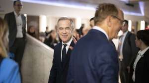 epa12664864 Mark Carney (L), Prime Minister of Canada speaks to Laurence Fink (R), Co-Chair of the WEF, in the corridors during the 56th annual meeting of the World Economic Forum (WEF) in Davos, Switzerland, 20 January 2026. The 2026 summit, running from 19 to 23 January and held under the theme 'A Spirit of Dialogue,' brings together global political leaders, corporate executives, and scientists to address international challenges.  EPA/GIAN EHRENZELLER