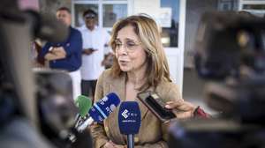 A ministra da Saúde, Ana Paula Martins, fala aos jornalistas após uma visita à delegacia de saúde do Tarrafal de Santiago, Cabo Verde, 29 de janeiro de 2026. A ministra da Saúde conheceu hoje um projeto com que Portugal está a ajudar Cabo Verde a enfrentar riscos acrescidos provocados pela alterações climáticas, entre outras causas. ELTON MONTEIRO/LUSA