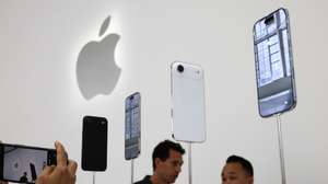 epa12365604 A person records and takes photos of the new Apple iPhone Air at an Apple product launch event on the campus of Apple Park in Cupertino, California, USA, 09 September 2025.  EPA/JOHN G. MABANGLO