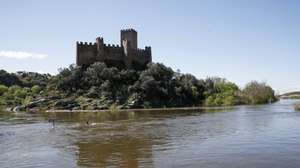 O Castelo de Almourol rodeado de água do Rio Tejo, em Vila Nova da Barquinha, 25 de março de 2025. A forte pluviosidade e o aumento da capacidade das barragens levaram ao aumento dos caudais dos rios e a inundações no Ribatejo. PAULO CUNHA/LUSA