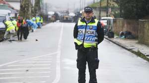 Um agente da Polícia de Segurança Pública (PSP) durante as ações de limpeza dos detritos nas ruas da Marinha Grande, depois da passagem da depressão Kristin em Embra, Marinha Grande, 01 de fevereiro de 2026. A passagem da depressão Kristin por Portugal continental, na quarta-feira, causou pelo menos cinco mortos, segundo a Proteção Civil, vários feridos e desalojados. CARLOS BARROSO/LUSA