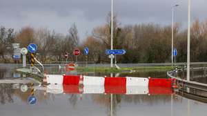 Acesso à autoestrada A14, que está encerrada entre Montemor-o-Velho e a Figueira da Foz, devido à subida da água do Rio Mondego que está a causar inundações no Baixo Mondego, em Montemor-o-Velho, 03 de fevereiro de 2026. A passagem da depressão Kristin pelo território português deixou um rasto de destruição, causou cinco mortos e vários desalojados. PAULO NOVAIS/LUSA