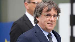 epa12346277 Former President of the Generalitat Carles Puigdemont (R) arrives prior to a meeting with Catalan regional President Salvador Illa at the Government Delegation to the European Union in Brussels, Belgium, 02 September 2025.  EPA/OLIVIER MATTHYS