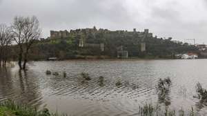Zona circundante ao Castelo de Montemor-o-Velho parcialmente inundada devido à subida das águas do Rio Mondego, 4 de fevereiro de 2026. A passagem da depressão Kristin por Portugal continental, na quarta-feira, dia 28 de janeiro, deixou um rasto de destruição, causando pelo menos cinco mortos, segundo a Proteção Civil, vários feridos e desalojados. MIGUEL A. LOPES/LUSA