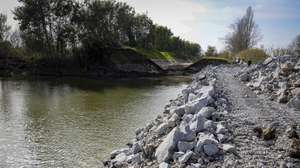 Obras de reparação nas bacias do rio Mondego junto à intervenção de reparação, em curso, da rotura no dique da margem direita do rio Mondego, que hoje tiveram a visita do ministro da Agricultura e Mar, José Manuel Fernandes, e da presidente da Câmara Municipal de Coimbra, Ana Abrunhosa, em Casais, Viaduto da A1, em Coimbra, 24 de fevereiro de 2026. PAULO NOVAIS/LUSA