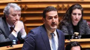 O  líder parlamentar do Partido Social Democrata (PSD), Hugo Soares, intervém durante o debate quinzenal, com a presença do primeiro-ministro, Luís Montenegro (ausente na foto) na Assembleia da República, em Lisboa, 19 de fevereiro de 2026. ANTÓNIO COTRIM/LUSA