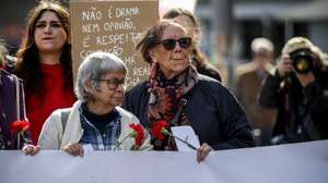 Participantes na Manifestação Nacional de Mulheres, promovida pelo Movimento Democrático de Mulheres e sob o lema “Vida com dignidade. Direitos com igualdade”, no Porto, 08 de março de 2026. MANUEL FERNANDO ARAÚJO/LUSA