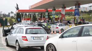 Automobilistas aguardam para abastecer as suas viaturas num posto de combustíveis, em virtude do esperado aumento dos combustíveis, em Alfragide, Amadora, 06 de março de 2026. Os preços dos combustíveis em Portugal deverão aumentar na próxima semana, num contexto de tensão no Médio Oriente, com o gasóleo simples a subir cerca de 25 cêntimos por litro e a gasolina sete cêntimos, segundo fonte do mercado.ANTÓNIO PEDRO SANTOS/LUSA