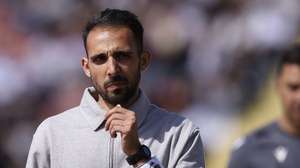 O treinador do Vitória de Guimarães, Gil Lameiras, reage durante o jogo I Liga de Futebol contra o AVS realizado no Estádio do Clube Desportivo das Aves, na Vila das Aves, Santo Tirso, 11 de abril de 2026. MANUEL FERNANDO ARAÚJO/LUSA