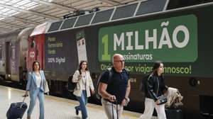 Passageiros da Comboios de Portugal (CP), caminham pela estação de Comboios de Santa Apolónia, que hoje foi visitada pelo ministro das Infraestruturas e Habitação, Miguel Pinto Luz (ausente da foto) em Lisboa, 20 de abril de 2026. ANTÓNIO PEDRO SANTOS/LUSA