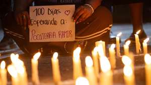 epa12899520 A person holds a sign during a vigil outside El Rodeo I prison in Guatire, Venezuela, 18 April 2026. Relatives of political prisoners marked 100 days of vigils outside prisons across Venezuela, where they await the release of their loved ones as part of the amnesty process that began in February.  EPA/Ronald Peña R
