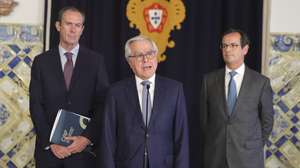 O presidente da Confederação dos Agricultores de Portugal (CAP), Álvaro Mendonça e Moura (C), fala aos jornalistas após uma audiência com o Presidente da República, António José Seguro (ausente na fotografia), no Palácio de Belém, em Lisboa, 22 de abril de 2026. MANUEL DE ALMEIDA/LUSA