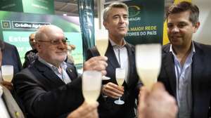 O secretário-geral do Partido Socialista (PS), José Luís Carneiro (C), acompanhado por Capoulas Santos (E), durante a visita à 42.ª edição da Ovibeja, Beja, 29 de abril de 2026.  ANTÓNIO CARRAPATO/LUSA