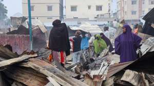 epa12284024 People go through the rubble and search for salvageable goods after a fire broke out in Suuq Bacaad market in Mogadishu, Somalia, 05 August 2025. A fire broke out on 04 August at Suuq Bacaad market in Mogadishu and was brought under control. One person died, according to a government spokesperson.  EPA/SAID YUSUF WARSAME