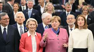 epa12973995 European Commission President Ursula von der Leyen (2nd L), former German chancellor Angela Merkel (C) and European Parliament President Roberta Metsola (R) pose for a family photograph at the end of the European Order of Merit ceremony which honours individuals who have made significant contributions to the European unity, democracy or to the promotion and defence of European values at the European Parliament's hemicycle in Strasbourg, France, 19 May 2026. The European Parliament established the first European distinction of its kind — the European Order of Merit — in 2025 to mark the 75th anniversary of the Schuman Declaration, with the inaugural ceremony taking place in 2026.  EPA/SEBASTIEN BOZON / POOL  MAXPPP OUT