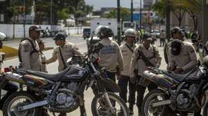 epa05008799 A group of Venezuelan policeman seen today at the Center of Policial Coordination of Boliviarian National Police in La Yaguara, Caracas, Venezuela, 17 August 2015. A group of prisoners cause a riot and hold a policeman as a hostage, demanding their transfer to another prision.  EPA/MIGUEL GUTIÉRREZ