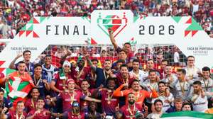 Torreense`s soccer players celebrate with the trophy after the victory over Sporting in the end of their Portugal Cup final soccer match held at National Stadium, Oeiras, Portugal, 24th May 2026.    TIAGO PETINGA/LUSA