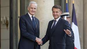 epa12998604 French President Emmanuel Macron (R) welcomes Norwegian Prime Minister Jonas Gahr Store at the Elysee Palace prior to a working dinner in Paris, France, 27 May 2026.  EPA/CHRISTOPHE PETIT TESSON