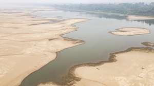 epa11597232 Aerial photograph showing sandbanks formed by the historic low of the Madeira River, in Porto Velho, Brazil 10 September 2024. The largest tropical forest on the planet is currently facing an extreme drought, which has left several Amazon tributaries at their lowest levels in history and has isolated dozens of rural communities, in addition to favoring the spread of fires.  EPA/Isaac Fontana