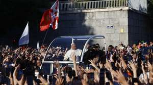 epa13021033 Pope Leo XIV greets the faithful on board the popemobile on his way to Plaza de Lima to preside over a prayer vigil with young people, in Madrid, Spain, 06 June 2026. Pope Leo XIV is undertaking an official six-day visit to Spain from 06 to 12 June 2026, with stops in Madrid, Barcelona, and the Canary Islands.  EPA/Rodrigo Jimenez