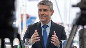 O secretário-geral do Partido Socialista (PS), José Luís Carneiro, durante a visita aos Açores, onde dá início à Rota pela Economia do Mar, nas Portas do Mar, em Ponta Delgada, ilha de São Miguel, Açores, 08 de junho de 2026. EDUARDO COSTA/LUSA