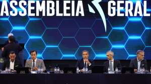 O presidente da Liga de Portugal, Reinaldo Teixeira (C), durante a assembleia-geral extraordinária da Liga Portuguesa de Futebol Profissional, na sede da Liga Portugal, no Porto, 08 de junho de 2026. ESTELA SILVA/LUSA