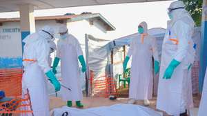 epa13014046 Medical staff wearing protective equipment handle the body of an Ebola victim in a body bag at Bunia General Hospital in Bunia, Ituri Province, Democratic Republic of the Congo, 03 June 2026. Three Ebola treatment centers are operating in Bunia with a total capacity of 80 beds, according to the World Health Organization (WHO).  EPA/DIEUDONNE DIROLE
