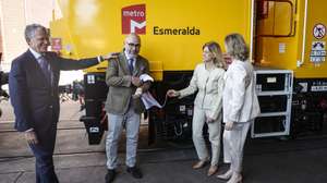 O ministro das Infraestruturas e Habitação, Miguel Pinto Luz (C-E), ladeado pela presidente do Conselho de Administração do Metropolitano de Lisboa, Cristina Vaz Tomé (C-D), durante a cerimónia de apresentação da nova esmeriladora do Metropolitano de Lisboa, em Lisboa, 15 de junho de 2026. ANTÓNIO PEDRO SANTOS/LUSA