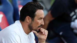 O treinador do Gil Vicente, César Peixoto, observa os jogadores durante o jogo da Primeira Liga de Futebol, Gil Vicente vs Casa Pia, realizado no estádio Cidade de Barcelos, em Barcelos, 27 de Abril de 2026. ESTELA SILVA/LUSA