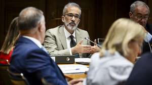 O ministro dos Negócios Estrangeiros, Paulo Rangel (C), durante a sua audição na Comissão de Negócios Estrangeiros e Comunidades Portuguesas, sobre as divergências relativas à utilização da Base das Lajes, na Assembleia da República, em Lisboa, 17 de junho de 2026. JOSÉ SENA GOULÃO/LUSA