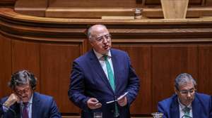 O ministro da Agricultura e Mar, José Manuel Fernandes (C), ladeado pelo secretário de Estado das Pescas e do Mar, Salvador Malheiro (E), e pelo ministro dos Assuntos Parlamentares, Carlos Abreu Amorim (D), usa da palavra no debate parlamentar na Assembleia da República em Lisboa, 19 de junho de 2026.TIAGO PETINGA/LUSA