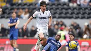 O jogador do Vitória de Guimarães Diogo Sousa (E) em ação contra o jogador do Famalicão Ibrahima Ba durante o jogo da I Liga de futebol, realizado no Estádio D. Afonso Henriques, em Guimarães, 14 de março de 2026. HUGO DELGADO/LUSA