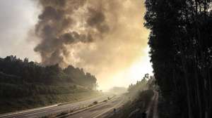 A autoestrada A25 está encerrada no nó Oliveira de Frades  devido ao incêndio florestal que desde a madrugada consome floresta em Vouzela, 3 de julho de 2026. PAULO NOVAIS/LUSA,