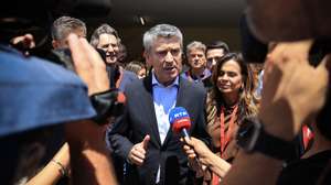 O secretário-geral do Partido Socialista (PS), José Luís Carneiro (C) fala aos jornalistas à chegada ao Congresso Federativo do Porto, no Pavilhão do Centro Comunitário de Caxinas, Vila do Conde 4 de Julho de 2026. MANUEL FERNANDO ARAÚJO/ LUSA