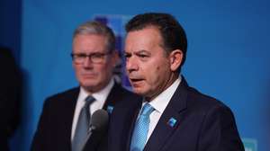 epa13097225 Portugal's Prime Minister Luis Montenegro (R) and Britain's Prime Minister Keir Starmer speak to the media upon arrival at the 2026 NATO summit in Ankara, Turkey, 08 July 2026. The NATO Summit takes place from 07-08 July.  EPA/NECATI SAVAS