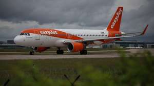 epa13011872 An EasyJet flight taxis on the runway at Manchester Airport in Manchester, Britain, 02 June 2026. Jet fuel prices have risen sharply on international markets since the beginning of the conflict in the Middle East, with EasyJet reporting that its kerosene bill rose by 25 million pounds (28.9 million euros) in March.  EPA/ADAM VAUGHAN