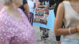 Manifestantes protestam durante a iniciativa "A Água é um Direito", contra a privatização da gestão da água pública, em Almada, 10 de julho de 2026. ANTÓNIO PEDRO SANTOS/LUSA