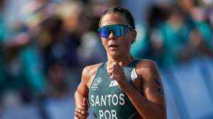 A triatleta Melanie Santos durante a sua prova de triatlo a contar para os Jogos Olímpicos de Paris, que decorrem na cidade entre 29 de julho e 11 de agosto, em Paris, França, 31 de julho de 2024. JOSÉ SENA GOULÃO/LUSA