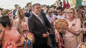 Presidente da República António José Seguro, (C) acompanhado pela sua mulher, Margarida Maldonado Freitas (E) e pela ministra da Cultura, Juventude e Desporto, Margarida Balseiro Lopes (2E), durante a abertura das Festas do Povo de Campo Maior. Realizadas por vontade popular, as Festas do Povo de Campo Maior foram reconhecidas, em 2021, como Património Cultural Imaterial da Humanidade pela Organização das Nações Unidas para a Educação, a Ciência e a Cultura (UNESCO), 08 de agosto de 2026. ANTÓNIO CARRAPATO / LUSA