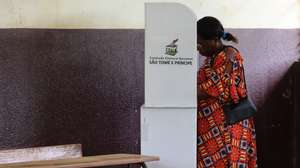 Uma eleitora exerce o seu direito de voto para as eleições presidenciais numa secção de voto numa escola, São Tomé, 19 de julho de 2026. NUNO VEIGA/LUSA
