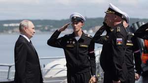epa13162801 Russian President Vladimir Putin (L) is greeted by commander of the Guards missile cruiser Varyag Captain 1st Rank Konstantin Petrov upon arrival aboard the cruiser during the final stage of the Pacific Fleet's exercises off the coast of Sakhalin region, Russia, 12 August 2026.  EPA/GAVRIIL GRIGOROV KREMLIN / POOL MANDATORY CREDIT