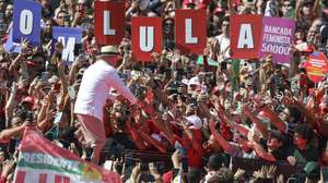 epa13174265 Brazilian President Luiz Inacio Lula da Silva greets attendees as he arrives for the launch of his re-election campaign at Primeiro de Maio Stadium in Sao Bernardo do Campo, Brazil, 16 August 2026.  EPA/SEBASTIAO MOREIRA