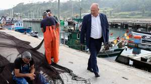 O ministro da Agricultura e do Mar, José Manuel Fernandes (D), durante a visita ao porto de abrigo da Nazaré, 19 de agosto de 2026. PAULO CUNHA/LUSA