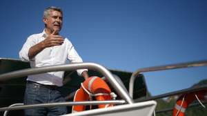 O secretário-geral do Partido Socialista, José Luís Carneiro visitou de barco o Rio Caldo / Barragem da Caniçada, dedicada à valorização e cooperação transfronteiriça na Reserva da Biosfera Gerês-Xurés. O líder socialistas inicia a "Rota pelo Interior e Cooperação Transfronteiriça" que decorre até 28 de agosto, percorrendo vários territórios do Norte, Centro e Sul do país. A iniciativa dá particular atenção à cooperação transfronteiriça e às relações com Espanha, mas também a áreas como a competitividade e o investimento, acessibilidades e ferrovia, valorização dos recursos endógenos, ciência e conhecimento, saúde, turismo, cultura e serviços públicos. Rio Caldo, Terras de Bouro, 21 Agosto 2026.HUGO DELGADO/LUSASA