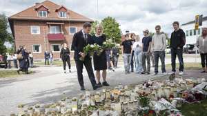 epa13184162 Swedish Prime Minister Ulf Kristersson (L) and Social Democratic Party leader Magdalena Andersson visit the makeshift memorial, one day after an attack carried out by a man with a sword in Fagersta, Sweden, 22 August 2026. A 17-year-old girl was killed and three others were injured at the school after an attack by a man with a sword on 21 August.  EPA/Magnus Lejhall SWEDEN OUT